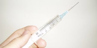Tüp Bebek Tedavisinde Kullanılan İlaçlar Normal yollarla hamilelik elde edemeyen ve çocuk sahibi olamayan çiftler, çocuk sahibi olma hayallerini gerçekleştirmek amacıyla tüp bebek tedavisi için bize başvuruyorlar. Tüp bebek tedavisine başlandığında biz hekimlerin amacı, yeterli sayıda ve beklenen kalitede embriyo üretimini gerçekleştirmek… Bu durum sağlandığında tüp bebekte başarılı olunabiliyor. Bundan dolayı da tüp bebek tedavisinde kadından toplanacak olan yumurtaların gelişiminin desteklenmesi amacıyla tüp bebek tedavisinde hormon ilaçları kullanılıyor. Tüp bebek tedavisine başlanırken öncelikle başvuran çiftin değerlendirilmesi gerekir. Gerekli testlerin yapılmasının, normal yollarla hamile kalmaya engel olan durumun tespit edilmesinin ardından tüp bebek tedavisi sürecine başlanabilir. Bu nedenle bize gelen ve tüp bebek tedavisine başlayan hastalarımıza biz ultrason çekimi gerçekleştirildikten 2 veya 3 gün sonra düzenli olarak ilaçların kullanılmasını tavsiye ediyoruz. Bu durum hastanın durumuna göre de değişebilmektedir, bazen adayın adet döngüsünün 21. Gününde de tüp bebek tedavisi için kullanılması gereken ilaçlar verilmeye başlanabilir. Tüp Bebek Tedavisi Her hastalıkta ve tedavi yönteminde olduğu gibi tüp bebek tedavisinde de yöntemler, ilaç kullanım düzeni ve dozajı hastaya göre değişkenlik göstermektedir. Kişinin yaşını, kilosunu, normal hamile kalmasına engel olan sorunu vb. durumları göz önünde bulundurarak gerekli ilaç kullanım dozajını ayarlıyoruz. Türkiye ve dünyada uygulanan tüp bebek tedavilerinde farklı amaçlarla değişik ilaçlar kullanılabilir. Doktorlar, bu tüp bebek tedavisinde uygulanan ilaçlar konusunda kişilere yumurtalıkları baskılayan ilaçlar, yumurtalıkları uyaran ilaçlar, yumurtaların olgunlaşmasını sağlayan ilaçlar, embriyonun rahim içine tutunmasını sağlayan ilaçlar gibi farklı gruplara ayırarak açıklamaktadır. Tüp bebek tedavisinin ilk bulunuşunun ve dünyaya yayılışının ardından teknoloji oldukça değişti. Bu nedenle biz doktorların tüp bebek tedavisinde kullandığımız yöntemler ve ilaçların etkileri de oldukça gelişme gösterdi. Son yıllarda tüp bebek tedavilerinde daha kolay ve hızlı yöntemler kullanıldığı gibi ilaçlarda da oldukça etkin içeriğe sahip ilaçlar kullanılmaya başlandı. Bu durum elbette tüp bebek tedavisinde başarı durumunu da yakından olumlu yönde etkilemektedir. Tüp Bebek Tedavisinde İlaç Kullanımı Tedavinin başından sonuna kadar kadınların belli tüp bebek tedavi ilaçlarını düzenli olarak kullanması gerekir. Embriyo transferinin gerçekleşmesi ve gebelik testinin pozitif çıkması yani hamileliğin başlanması durumunda dahi hamileliğin ilk 3 ayında bu ilaçlara doktor kontrolünde devam edilmektedir. Tüp bebek tedavisinde genel olarak kullanılan ilaçlar; Klomifen: Tedavinin başından itibaren kullanılmaya başlanır. Overlerde birden fazla follikül gelişimi sağlaması amaçlanır. HMG / Human Menapozal Gonadotropinler: Yumurtalıkların uyarılması amacıyla kullanılan ilaç. Günlük deri altı enjeksiyonu şeklinde uygulanır. Uriner FSH: Yumurtalıkların uyarılması amacıyla kullanılan ilaç. Günlük deri altı enjeksiyonu şeklinde uygulanır. Rekombinant FSH: Yumurtalıkları uyararak birden fazla yumurta elde etmek amacıyla kullanılır. Deri altı enjeksiyonla uygulanan bu ilaç için otomatik doz ayarı yapan kalemleri de bulunmaktadır. Gonadotropin Releasing Hormon Agonistleri: Yumurtalıkların hormon uyarımını gerçekleştiren bu ilaç, LH hormonunun erken yükselişini önler. Böylece az sayıda ve kalitesiz yumurta elde etme sorunu en az seviyeye iner. GnRH Antagonisleri: Yumurta gelişimi tamamlanana kadar kullanımının devam etmesi gerekir. Human Koryonik Gonadotropini / Çatlatma İğnesi: Yumurta toplanmasından yaklaşık 35 – 36 saat önce enjekte edilen bu iğne, yumurtaları olgunlaştırarak döllenmeye hazırlar. Progesteron salgılanmasını başlatır. Zamanlama çok önemlidir. Letrazol: Yumurta gelişimi zor olacak hastalarda bu ilaç kullanılmaktadır. Tedavi boyunca doktor gözetiminde ilaçların kullanılması ve düzenli kullanılması başarı için çok önemlidir. Yanlış doz uygulanması veya zamanlamanın yanlış yapılması gibi tüp bebek tedavisinde ilaç kullanımında yapılan hatalar tedavinin başarısız olarak sonuçlanmasına neden olur.